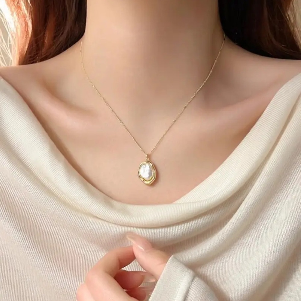 NEW Elegant Gold and Pearl Pendant Necklace